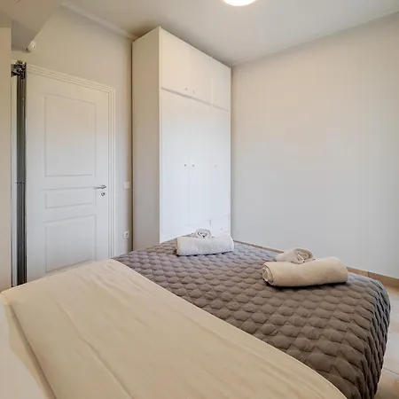 Tilia Tree Luxury - Vast Pool And Bbq Apartment